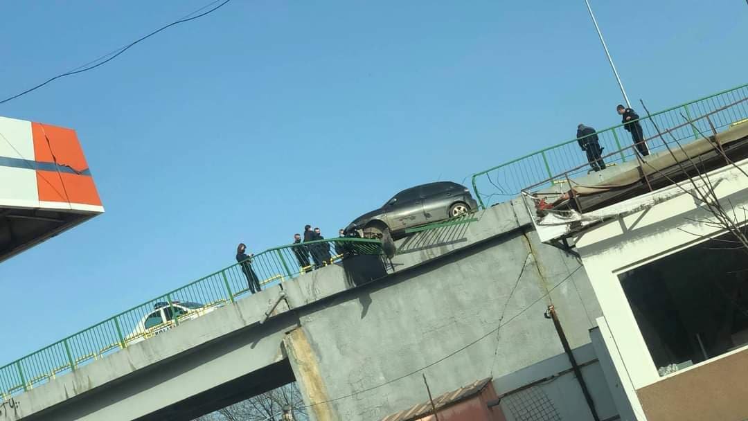 Un autoturism a fost la un pas să cadă de pe podul din Micălaca (FOTO)