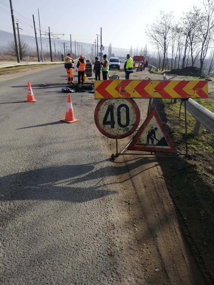 Se lucrează la drumuri în zonele Ghioroc-Sâmbăteni şi Juliţa-Slatina de Mureş (FOTO)