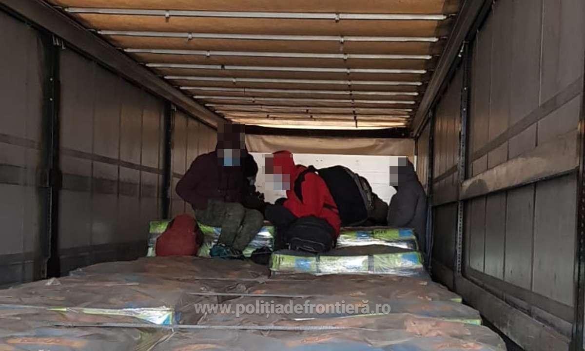 Zeci de migranți au fost descoperiți în automarfare sau la „frontiera verde”