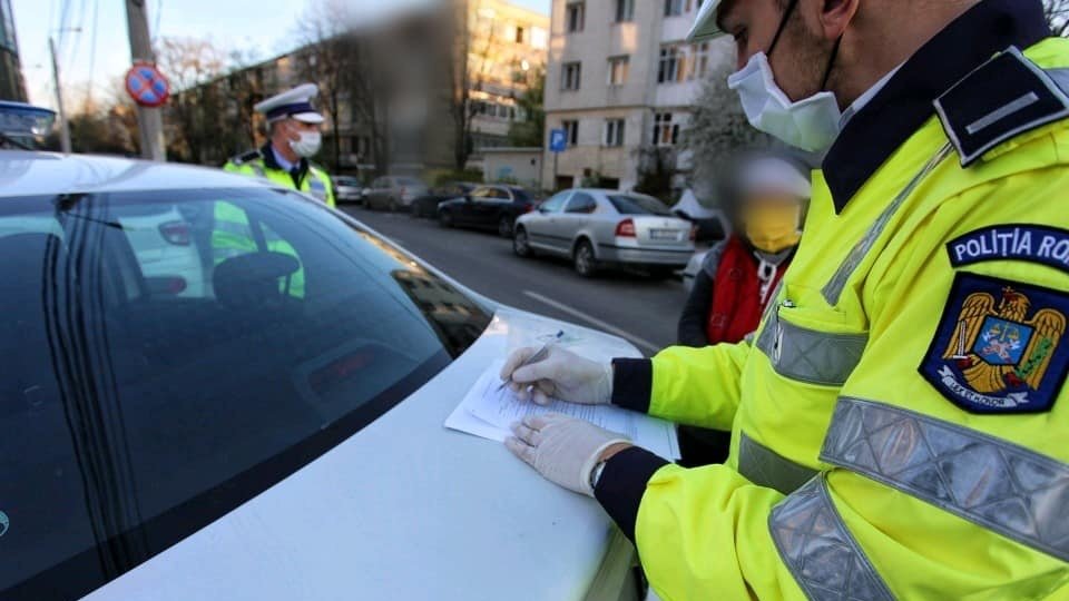 Deși trebuia să stea în carantină, se plimba pe stradă fără mască