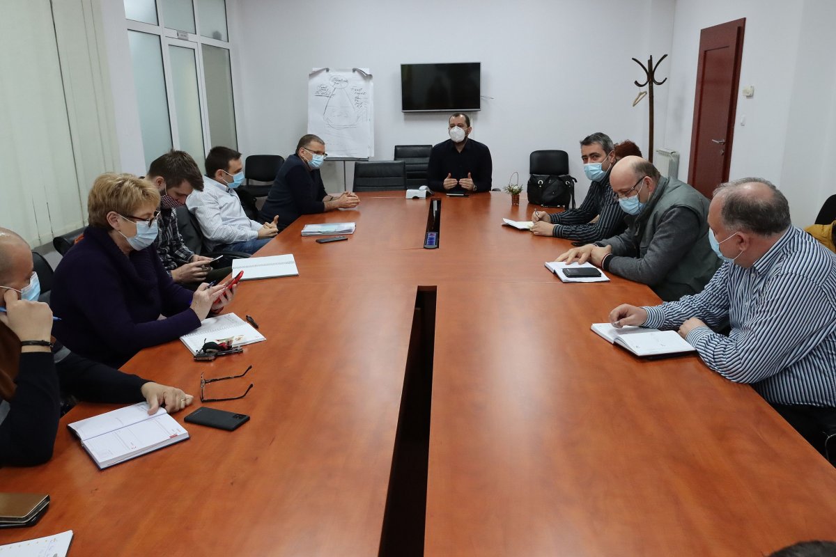 Consiliul Judeţean a băgat în şedinţă constructorul care lucrează pe drumul Arad-Şiria-Pâncota
