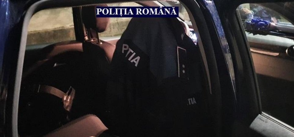 Încă o lună de zile de arest pentru polițistul fals, care oprea mașini în trafic