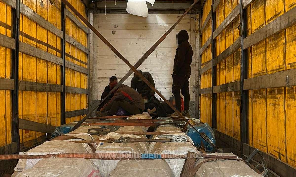 Mai mulți migranți au fost găsiți în camioane, la Nădlac II