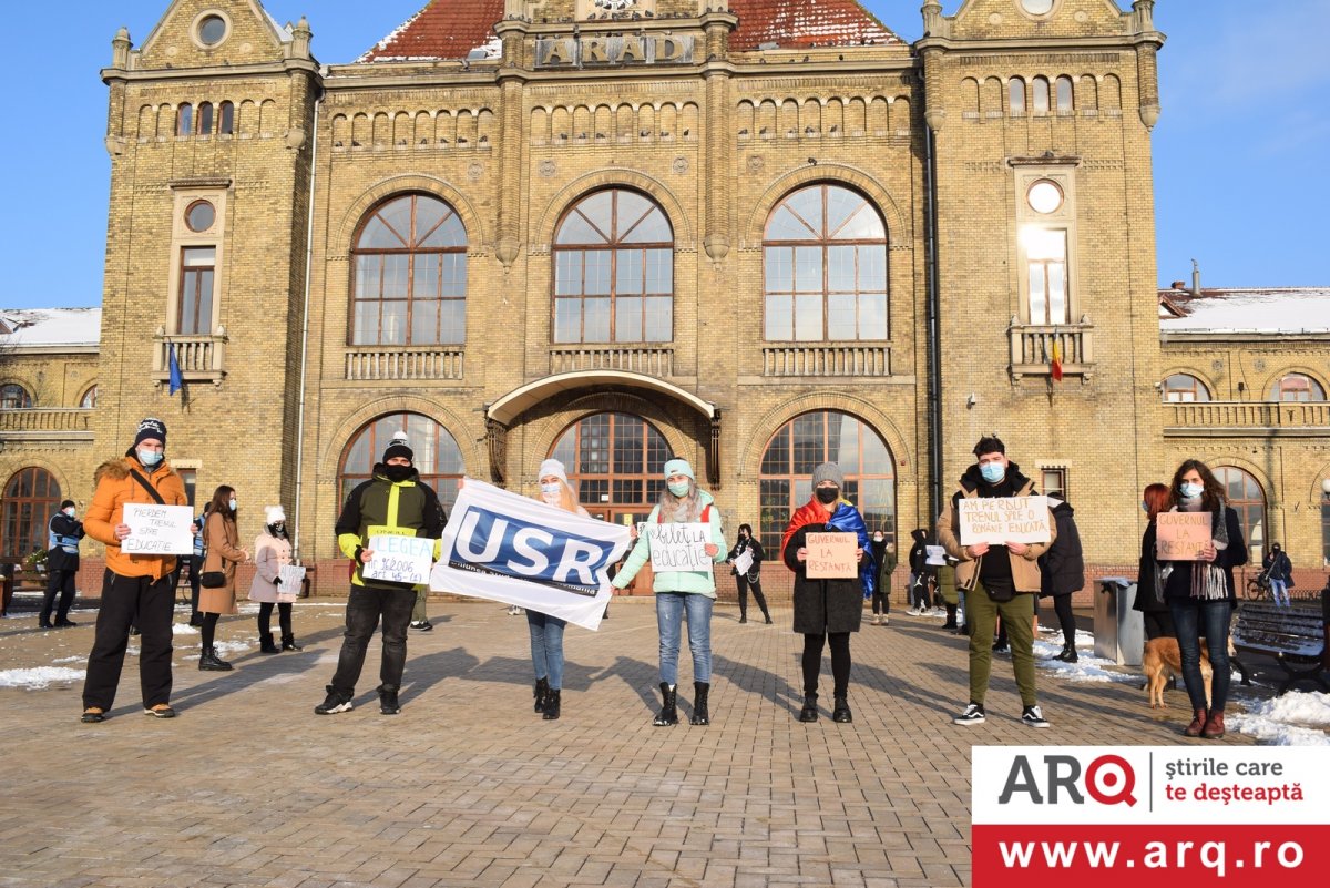 Și studenții Universității ”Aurel Vlaicu” au protestat împotriva eliminării gratuității călătoriilor cu trenul