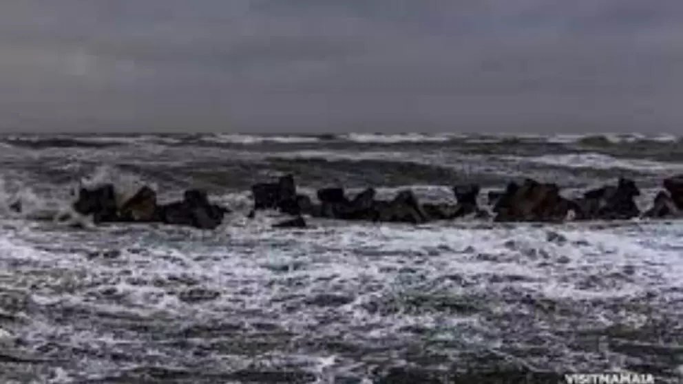 Navă rusească scufundată în Marea Neagră, marinarii români intervin. 10 oameni au fost salvați, 2 au murit