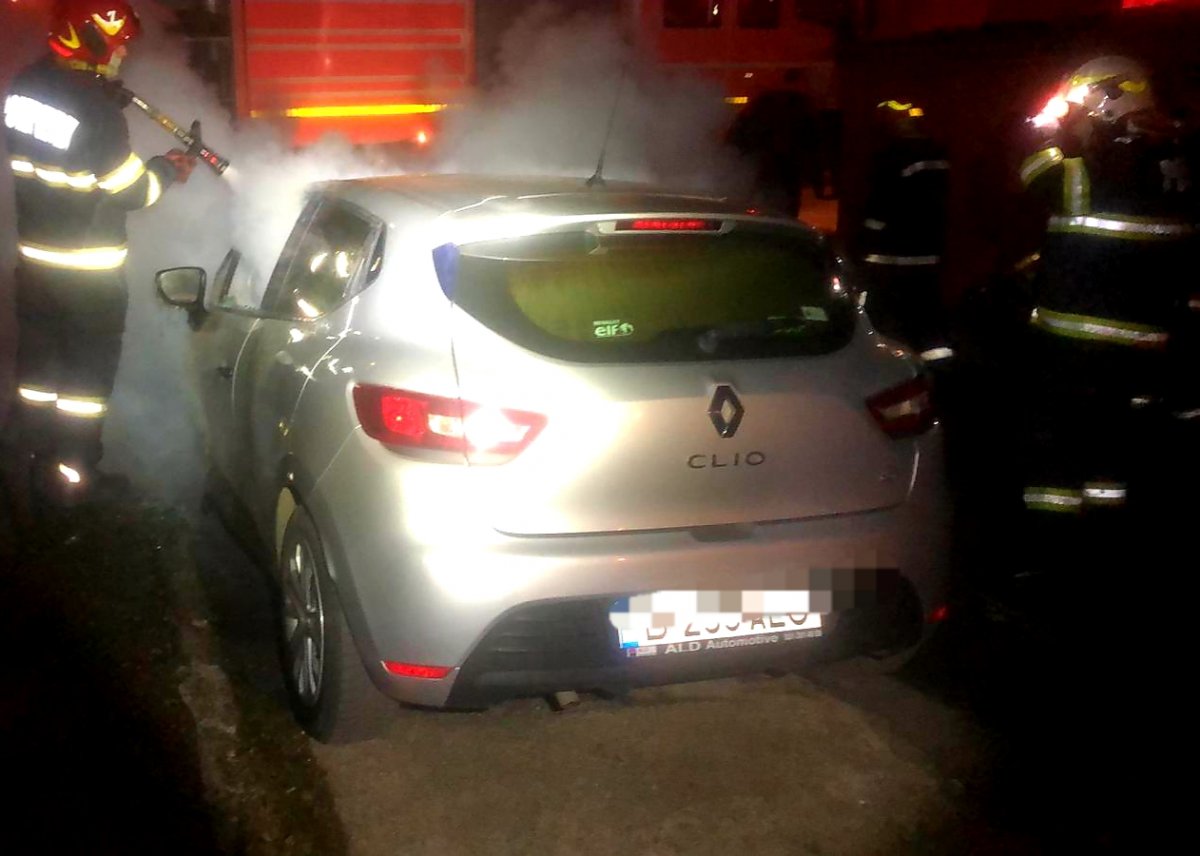 Renault CLIO în flăcări la Arad