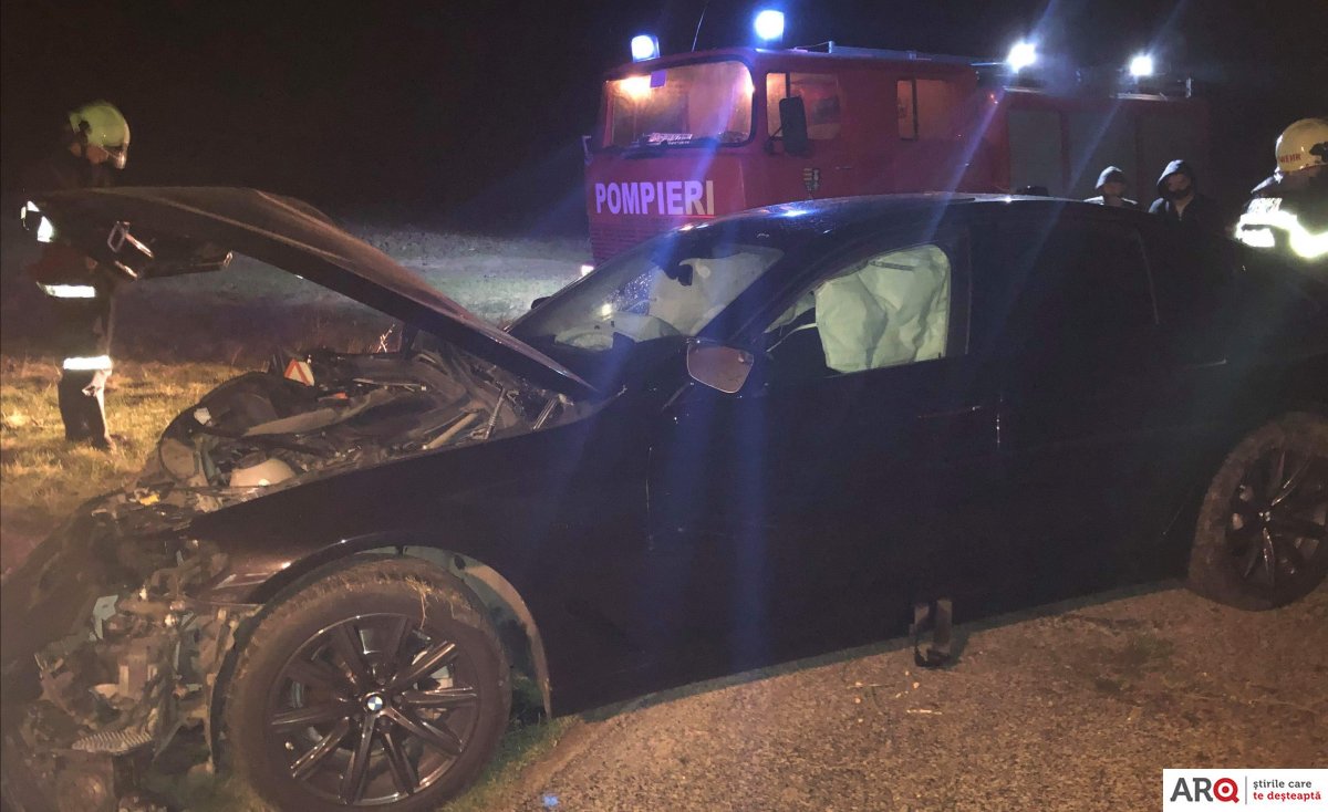 Un șofer s-a izbit puternic de un copac de pe marginea drumului Șagu - Cruceni