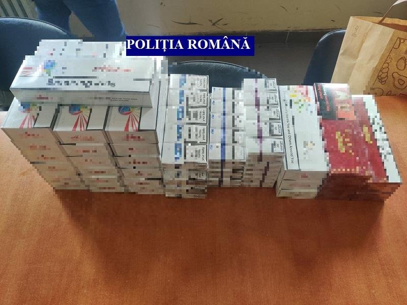 Depistați în timp ce transportau sau vindeau țigări de contrabandă