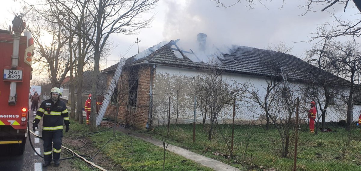 Incendiu la o casă în Peregu Mare