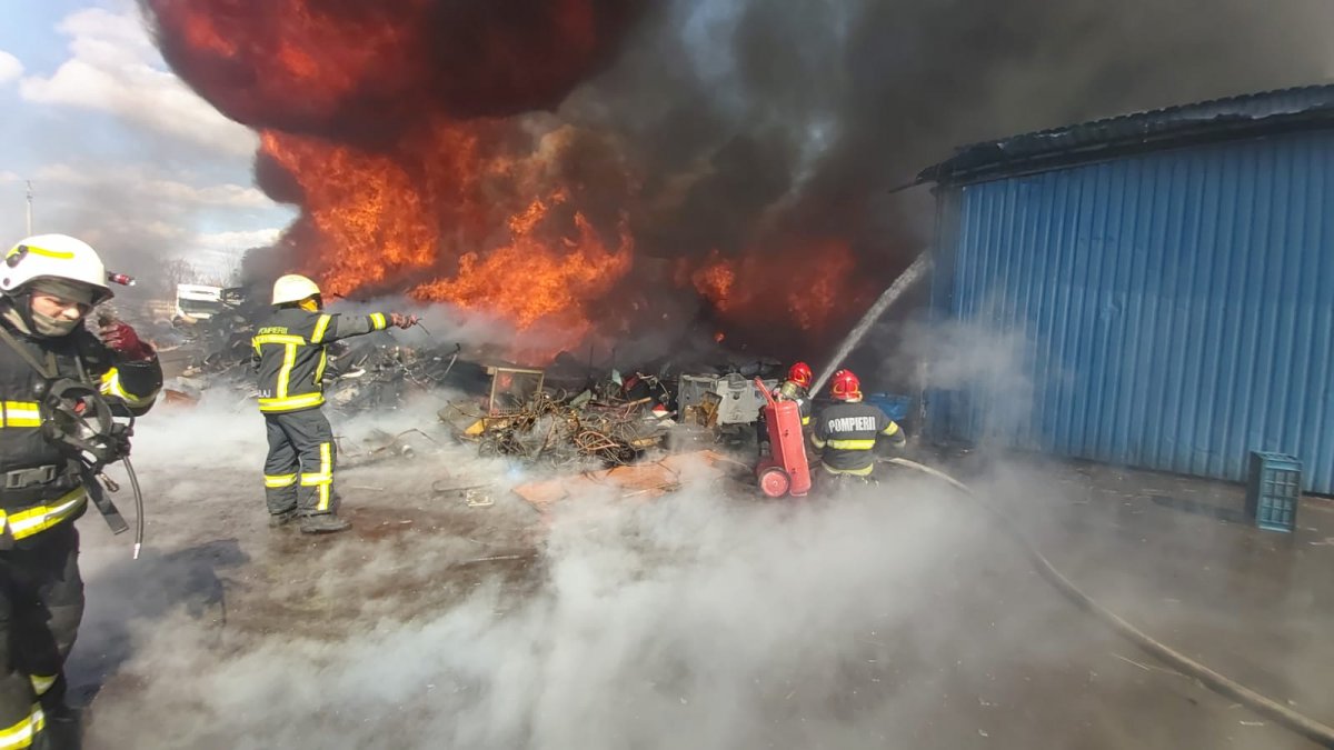 Incendiu pe Câmpul Liniștii din Arad la Metalcomp (Foto-Video)