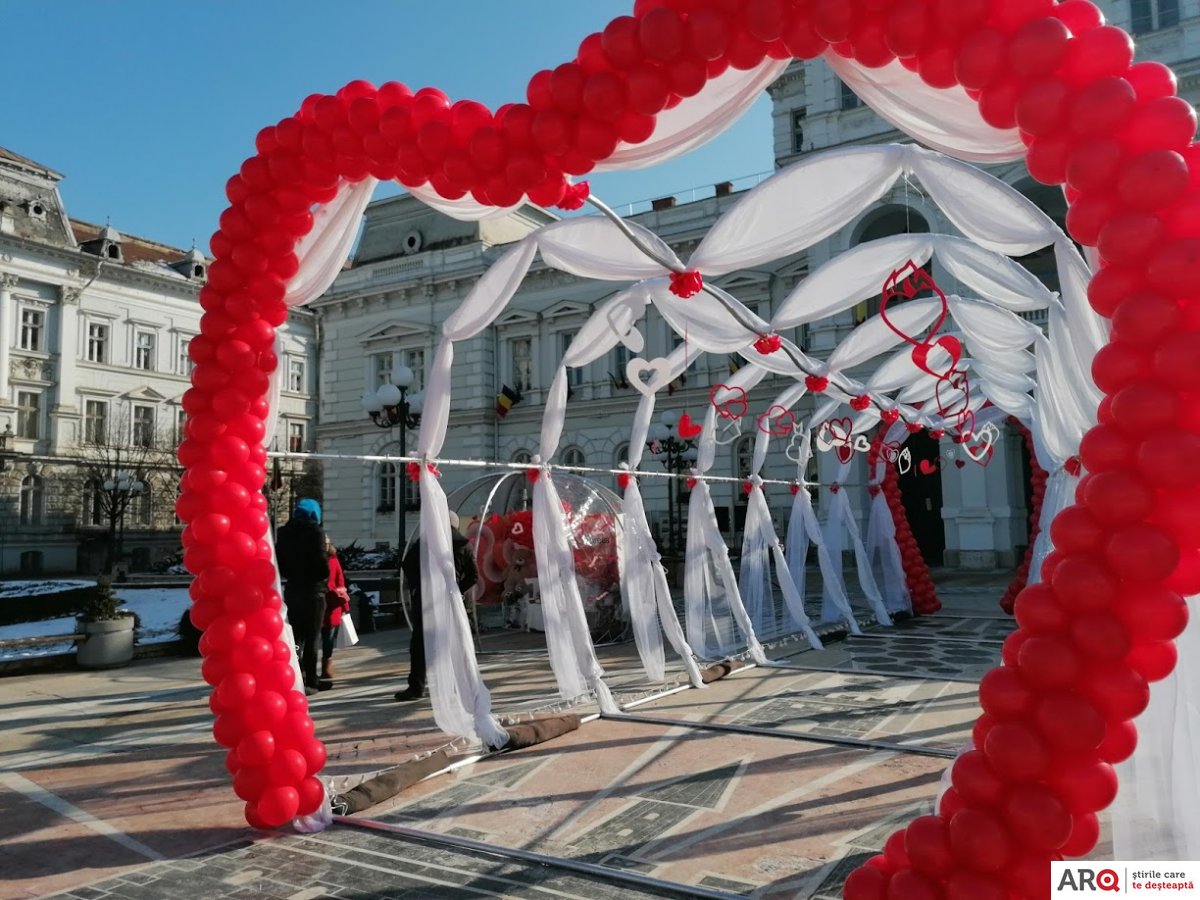 Arădenii sunt așteptați pe platoul din fața Primăriei, pentru a sărbători „Valentine`s Day” într-un mod inedit - FOTO