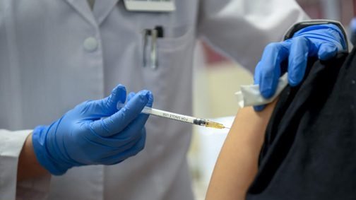 Arădenii se pot vaccina la domiciliu, începând de astăzi, cu ajutorul echipei mobile 