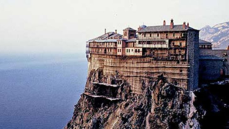 Înșelăciune cu donații pentru călugării de pe muntele Athos, în vizorul polițiștilor arădeni