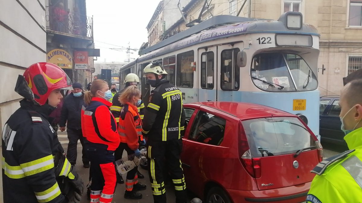Accident cu tramvai contra autoturism FIAT