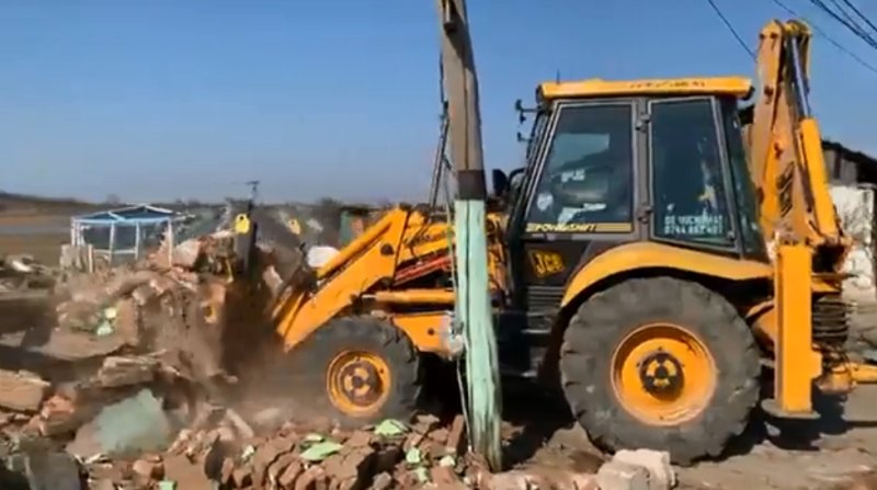 Construcţiile ilegale din zona Mărului au început să fie demolate (FOTO şi VIDEO)