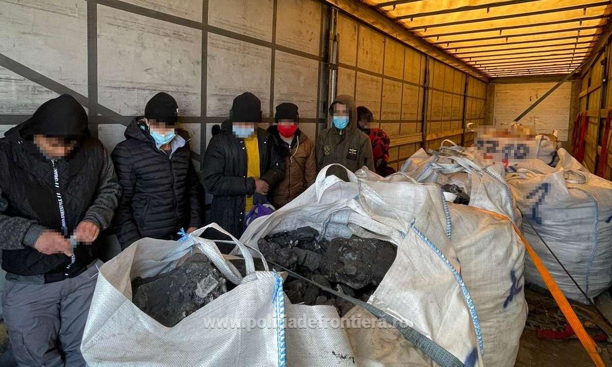 Zece afgani găsiți printre saci de cărbuni și componente auto, la Nădlac II