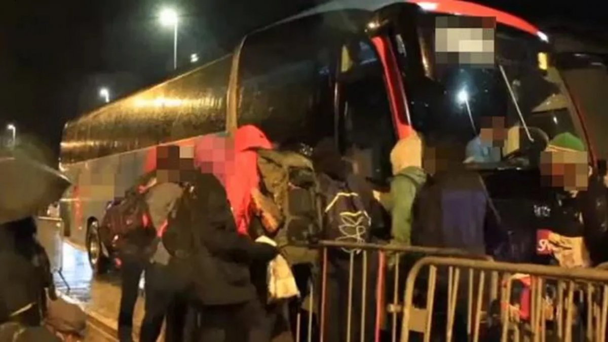 Autocar plin cu zeci de români, blocat în Franţa. Motivul pentru care şoferii au fost arestaţi