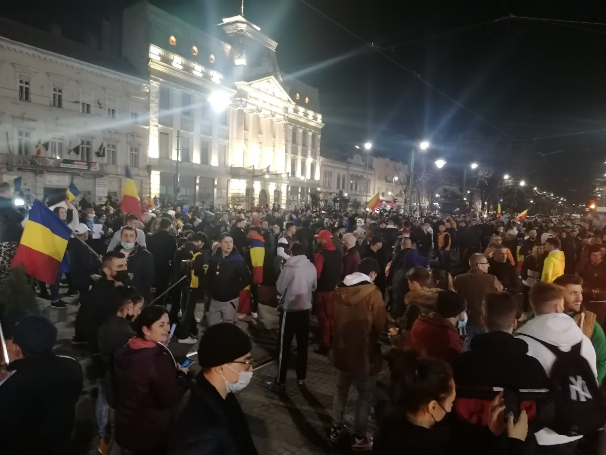A treia zi de protest la Arad / UPDATE: Protestatarii s-au întors în fața Primăriei Municipiului Arad 