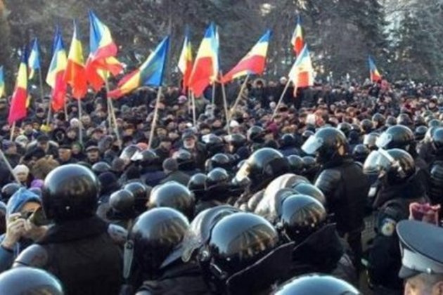 CRIZĂ LA CHIŞINĂU. Proteste violente după votul în favoarea Guvernului Pavel Filip. Manifestanţii au intrat cu forţa în Parlament