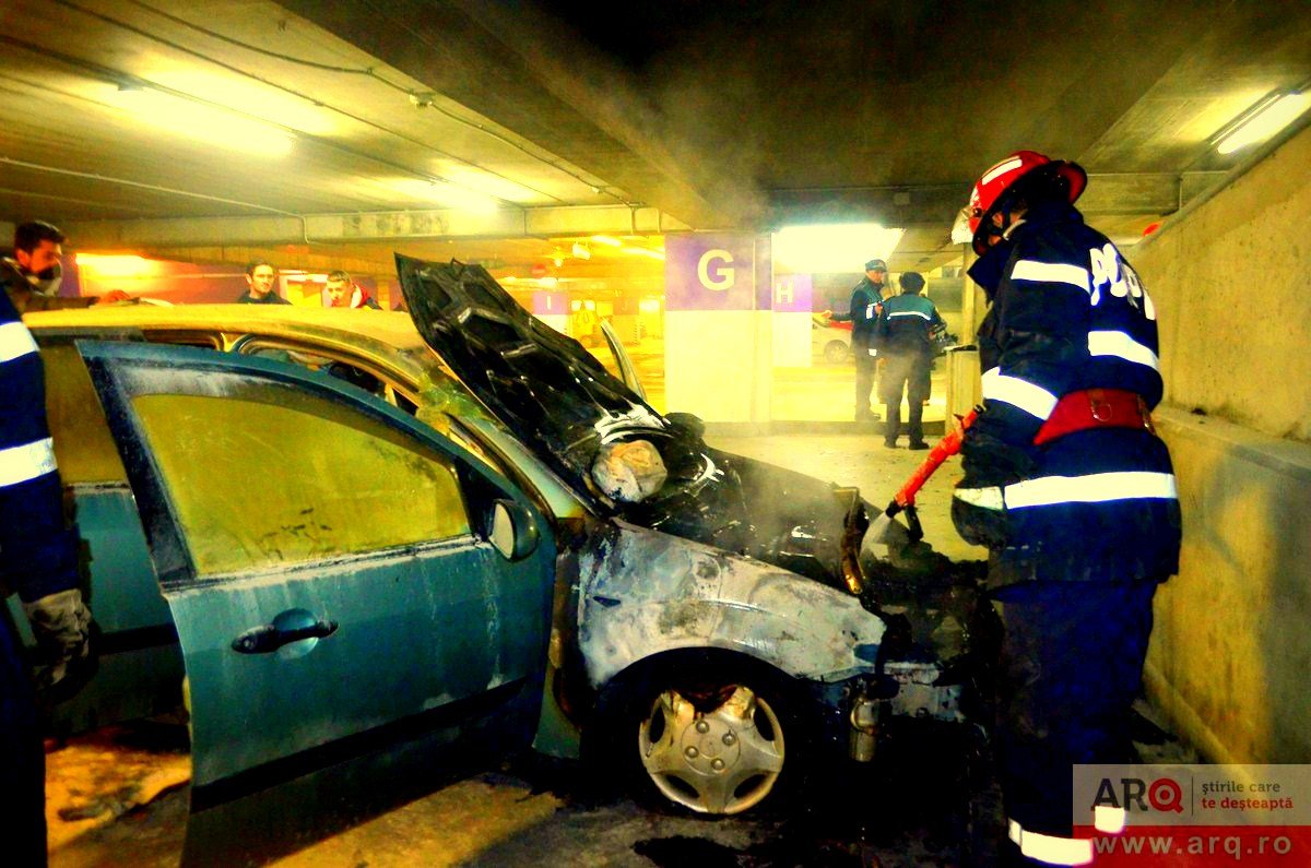 Un Ford Focus a luat foc la Atrium (Foto - Video)