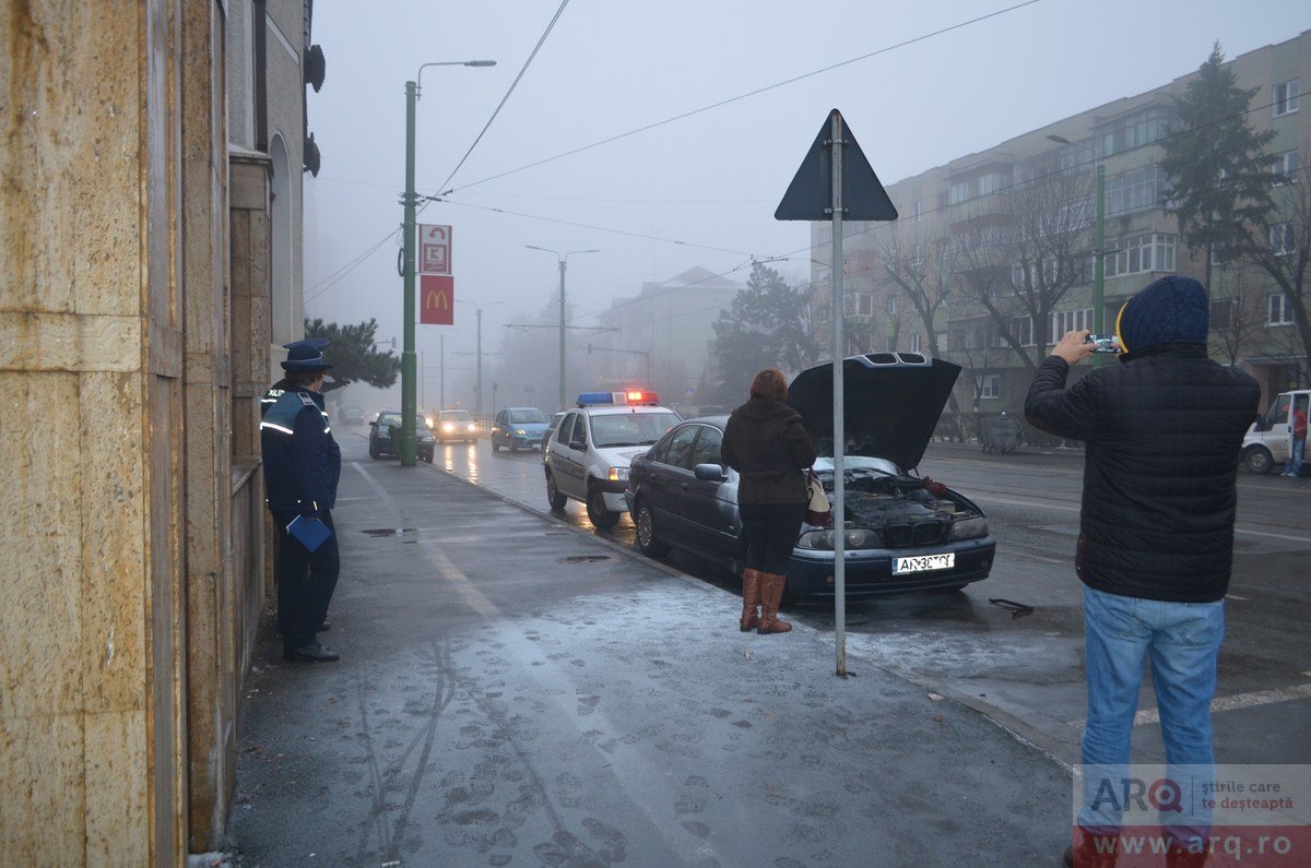 BMW în flăcări pe strada Romanilor