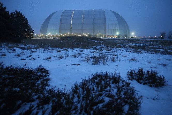 În interiorul acestui hangar aparent obişnuit este o altă lume. Vei rămâne uluit de ceea ce este înăuntru!