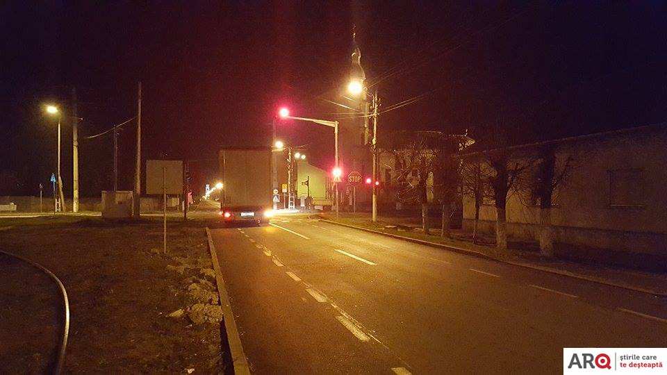 Restricția de tonaj nu îi oprește. TIR-urile provoacă pagube serioase pe strada Dunării din municipiul Arad