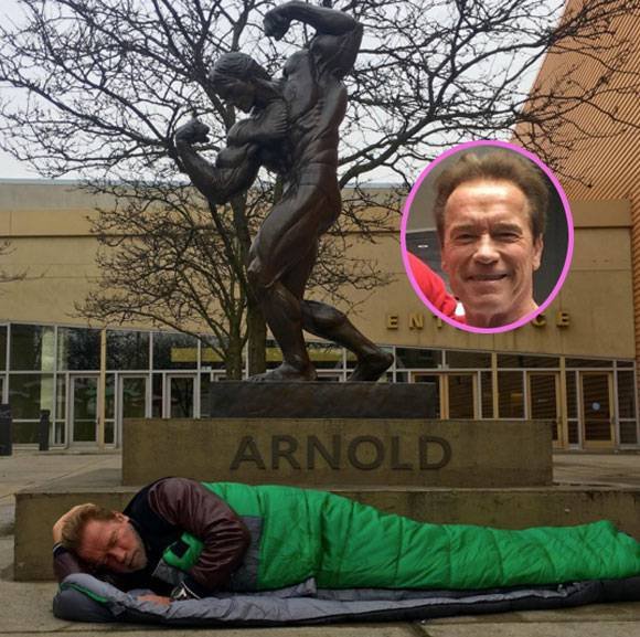 Arnold Schwarzenegger, pozat într-o ipostază inedită. Actorul doarme pe stradă, la umbra propriei statui. Vezi care e motivul