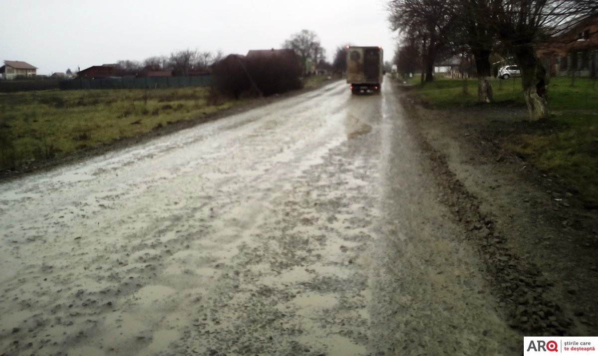 VIDEO | Uite cum se circulă între Arad și Felnac! Îți rupi mașina pe kilometri de drum fără asfalt sau plin de gropi