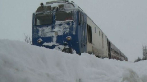 Trenurile au întârzieri de zeci de minute din cauza vremii. O garnitură e blocată în nămeţi în Călăraşi  