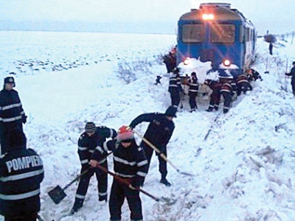 200 de călători au fost blocați în trenul Arad-Constanța din pricina zăpezii