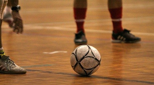 Ch. Criş şi Dorobanţi, câştigătoare ale primelor etape din Campionatul Judeţean de fotbal în sală