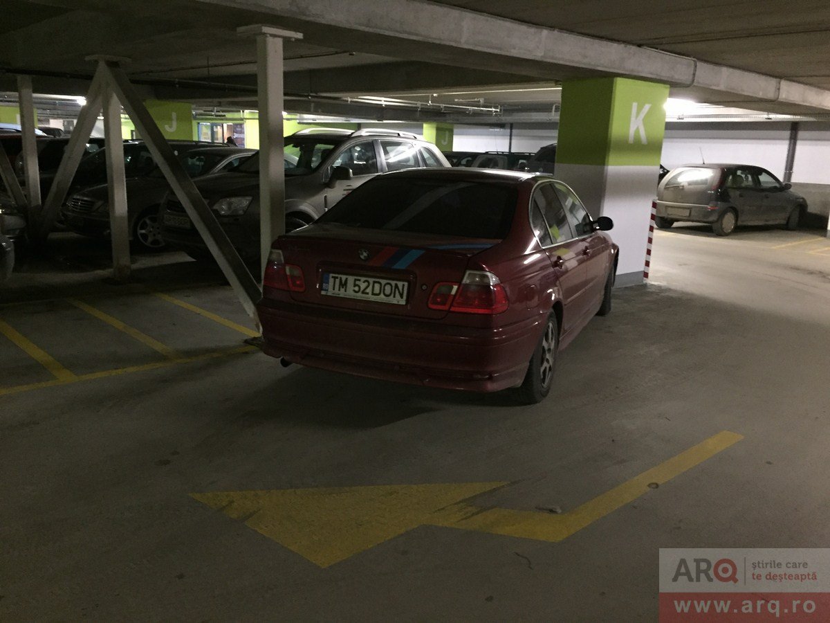 Cu BMW-ul pe sens interzis în parcare