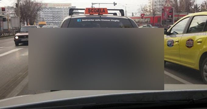 Nu vezi des aşa ceva pe străzile din România! Ce a scris acest instructor auto pe maşina şcoală de şoferi!