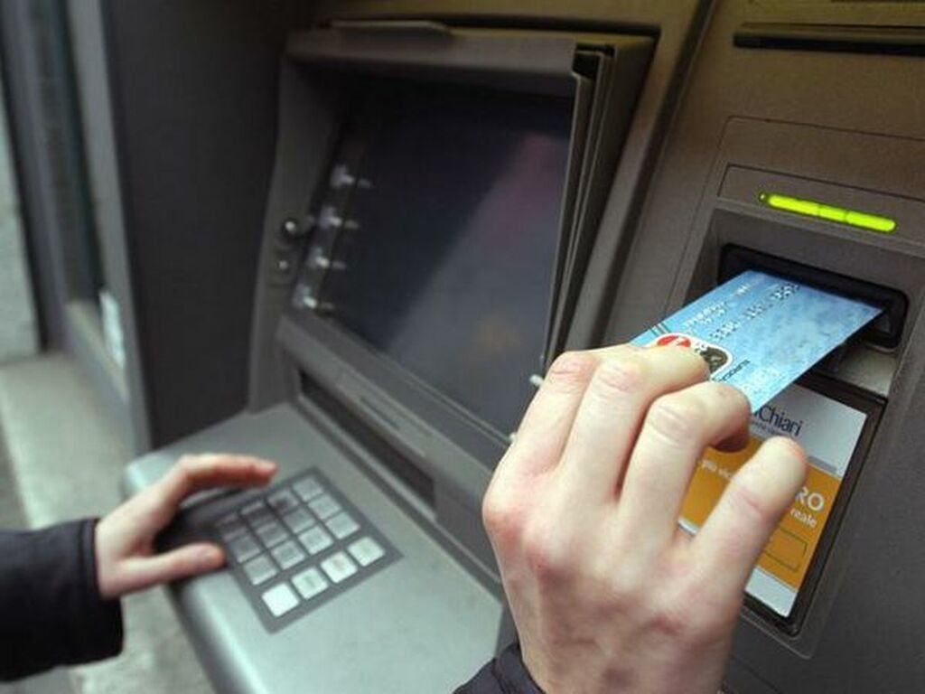 Cinci lucruri pe care trebuie să le știi neapărat despre bancomate, telefoanele mobile și mașina personală