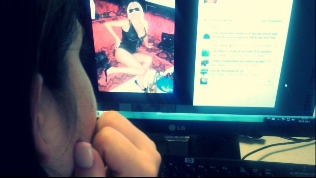 Studentă şantajată pe Facebook cu poze sexy. Judecătorii stabilesc 