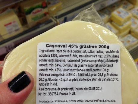 ATENȚIE! Iată păcăleala din marile magazine românești. Cașcavalul nu-i cașcaval, laptele nu-i lapte