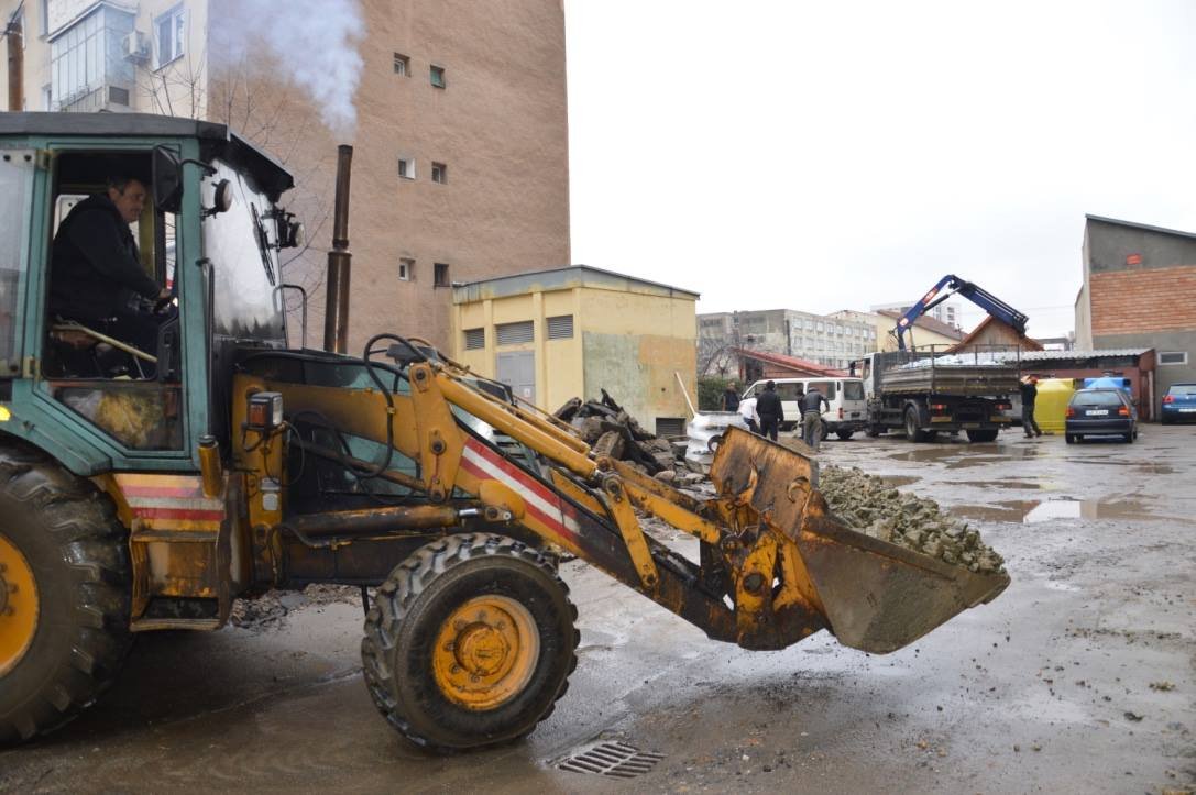 FOTO | S-au demolat garaje în Vlaicu. Primăria amenajează parcări