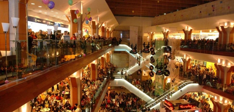 Grav incindent la mall. O fetiţă a căzut în gol două etaje: „Distanţa de la care a căzut este de aproximativ 10 metri” 