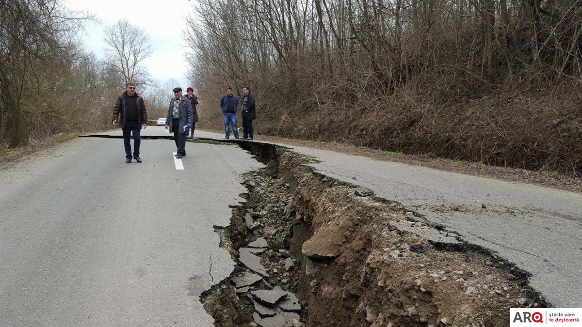 Un drum din Arad a fost închis după ce s-a surpat