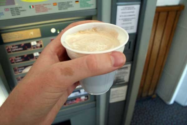 Românii cumpără zilnic otravă cu 1 leu. Ştiţi ce conține cafeaua de la automat?