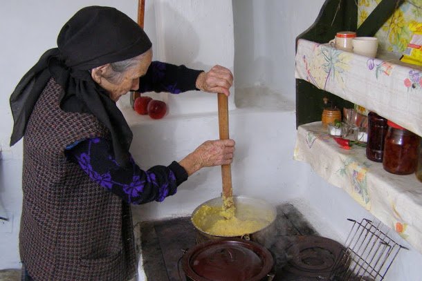 Tanti Anica, la 107 ani: „Tai singură lemne și mă urc pe scaun să iau mămăliga de pe sobă!”