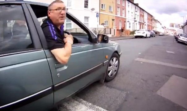 VIDEO: Ce a păţit un şofer violent care a vrut să BATĂ un biciclist