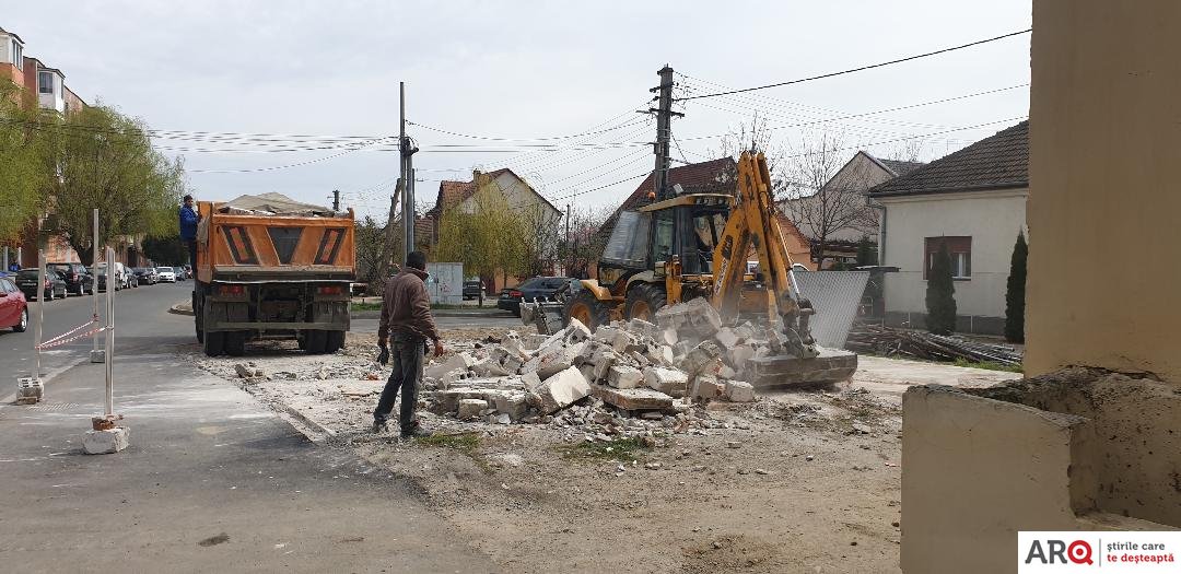Zeci de somaţii pentru demolarea garajelor: sâmbătă au dispărut opt construcţii provizorii de pe strada Abrud