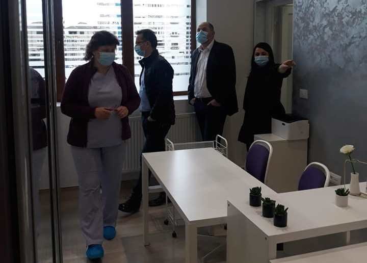 Prefectul Toth Csaba a rămas impresionat de ceea ce a văzut la Pediatrie 2 (FOTO)