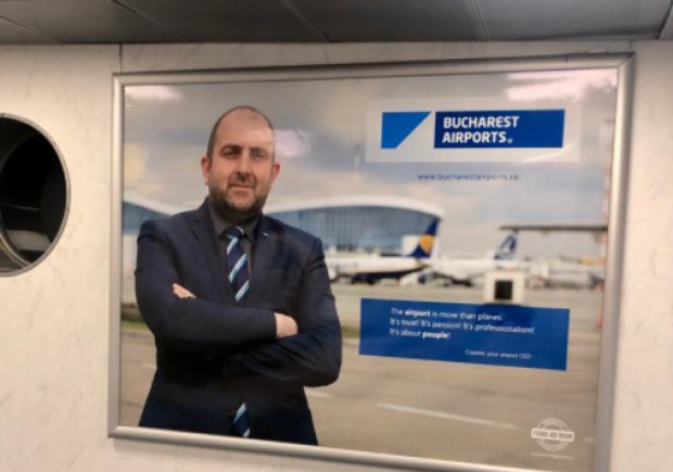 Noul şef numit de USR la Aeroporturi şi-a pus un panou cu faţa lui la intrarea din Otopeni 