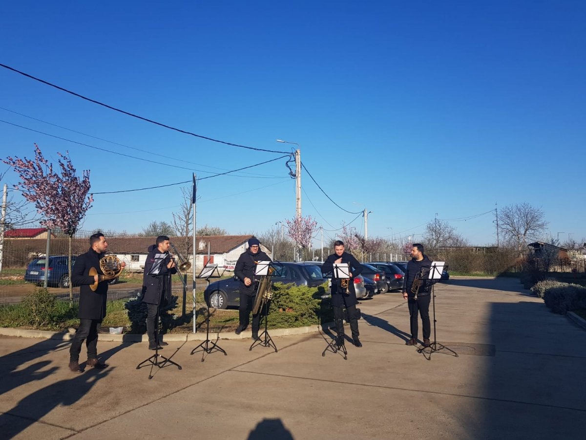 Surpriză muzicală a artiştilor Filarmonicii pentru medicii din cadrul secţiilor COVID-19 de la Judeţean (FOTO)