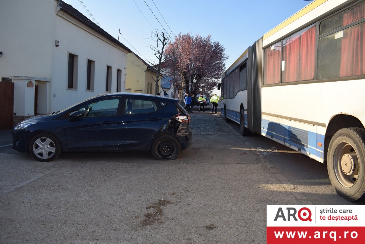 Femeie (cu autobuz) contra femeie (cu FORDuleț) 