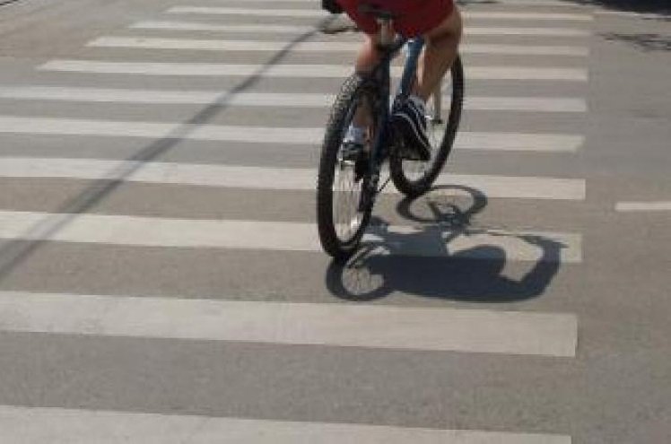 Biciclist lovit pe trecerea de pietoni, în Piața Drapelului