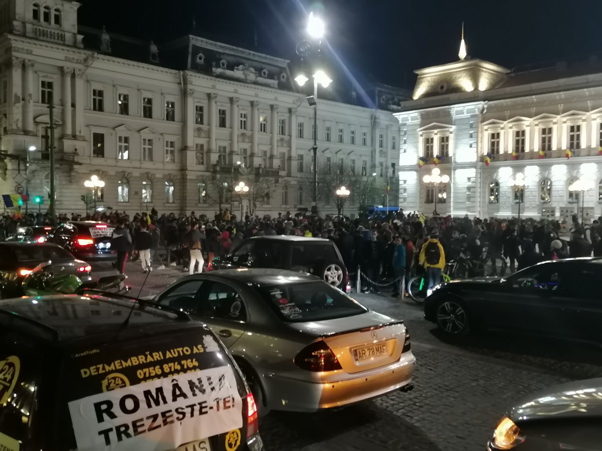 Cea de-a patra zi de proteste a început mai „light” / UPDATE: Nu au mai mers în cartiere, s-au întors în fața Primăriei 